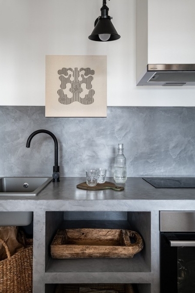Что повесить на стену вместо шкафов на кухне: 7 потрясающих идей от дизайнеров