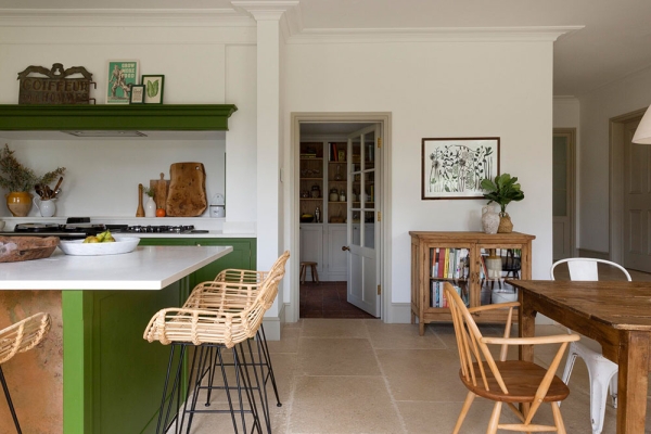 Зелёные акценты в дизайне традиционного фермерского дома на юго-западе Англии