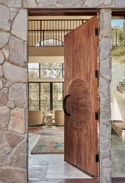 Роскошные арки и штукатурка на стенах: прекрасный дом в Калифорнии