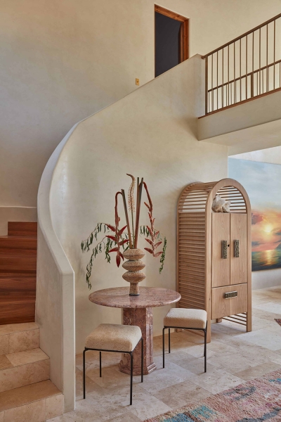 Роскошные арки и штукатурка на стенах: прекрасный дом в Калифорнии