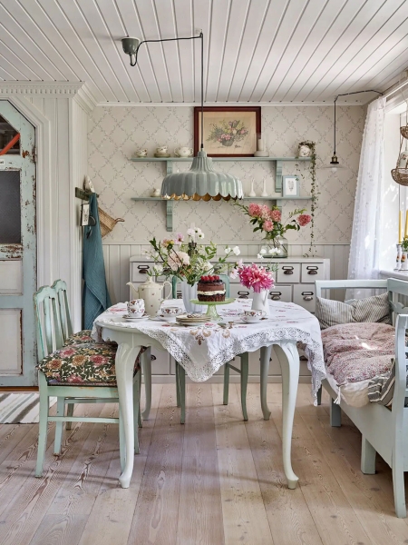 Красивые пастельно-цветочные интерьеры шведской дачи